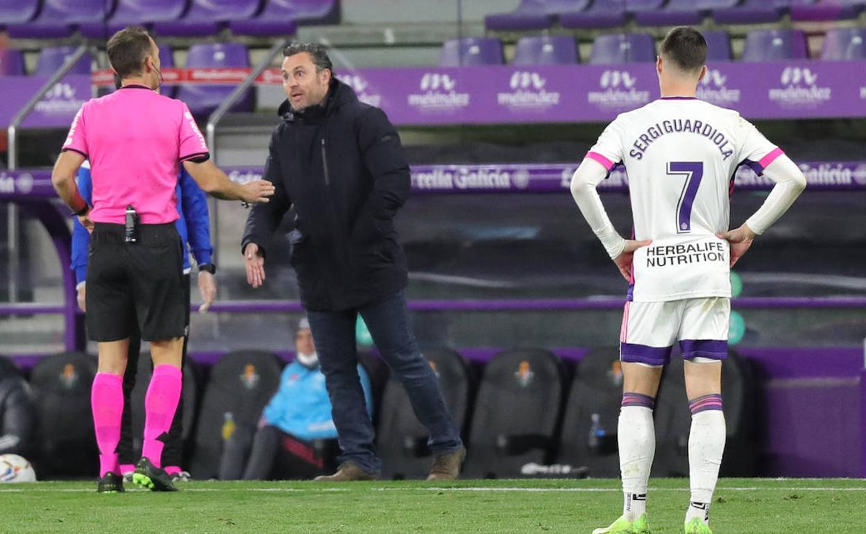 Sergio escucha a Cuadra Fernández en el último partido ante la mirada de Guardiola. 