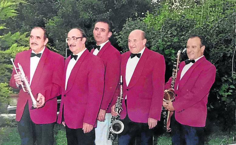 Con sus compañeros de orquesta. 