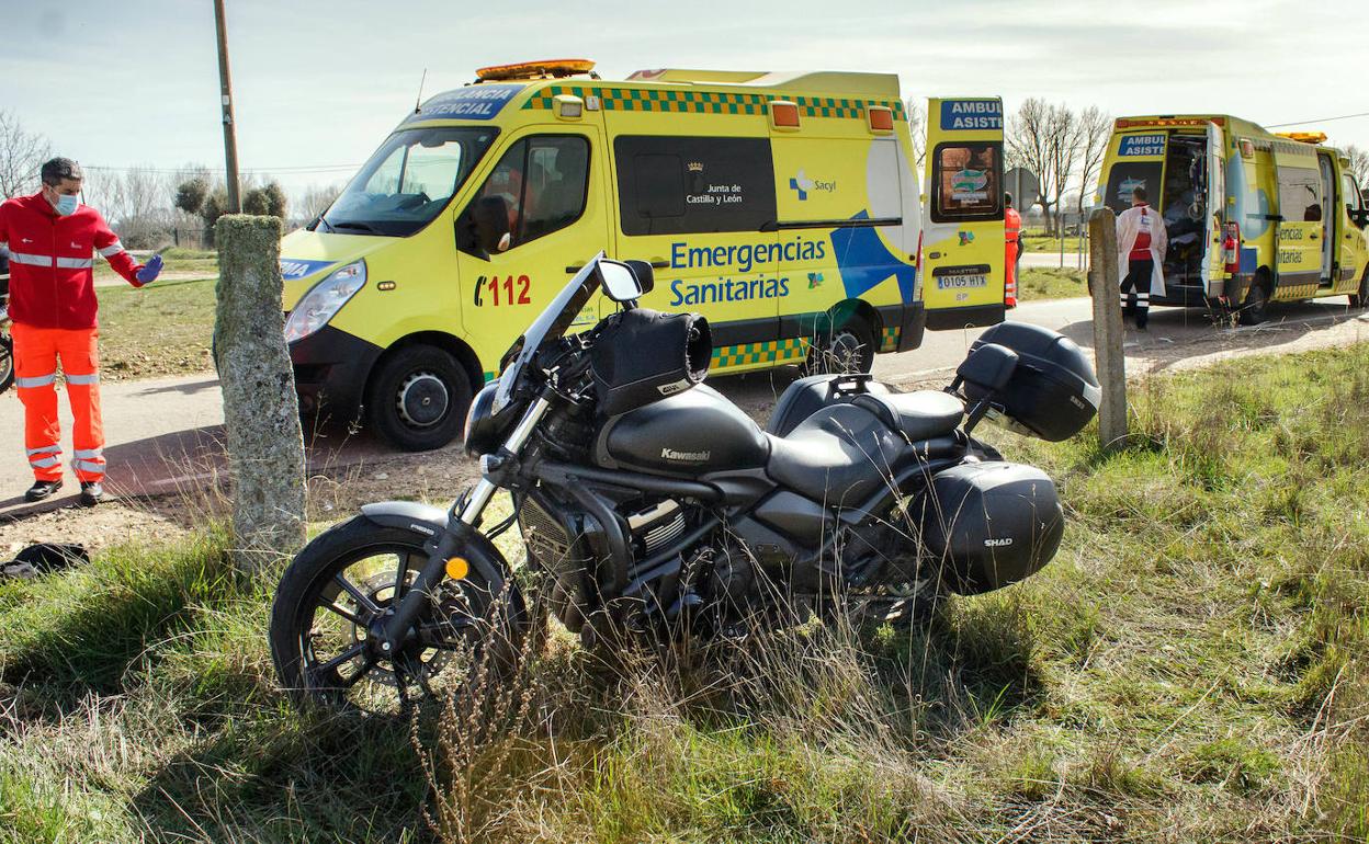 Vehículo del motorista herido en Alba de Yeltes.