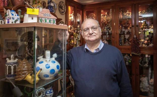 Antonio Checa posa con su colección de botijos en su domicilio sevillano.