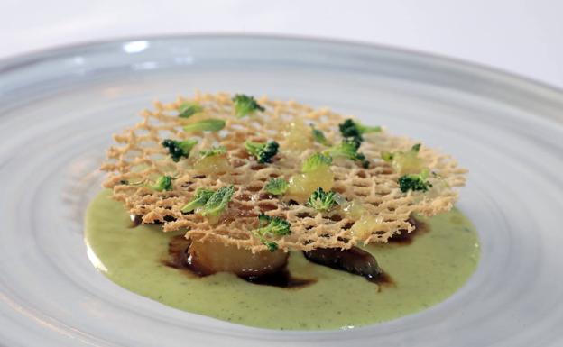 Perdiz cocinada al vacío en una emulsión con verduras y grasa de foie, vinagre de vino de Abadía Retuerta, aceituna negra para dar un toque salino y setas de origen asiático shimeji, que ya se cultivan en España. 