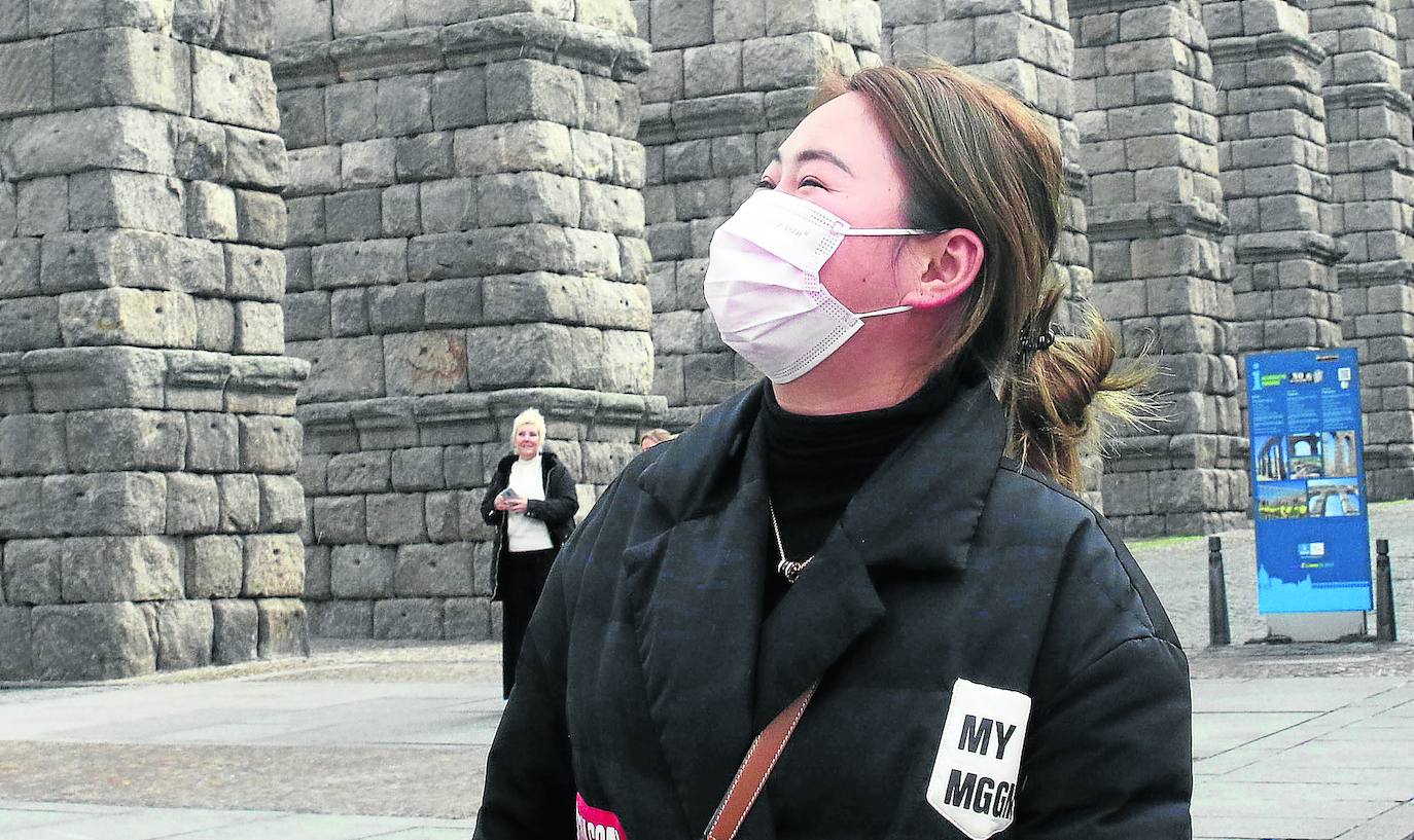 Instantánea tomada el 29 de enero del año pasado de una turista oriental, con la mascarilla puesta, admirando el Acueducto de Segovia. 