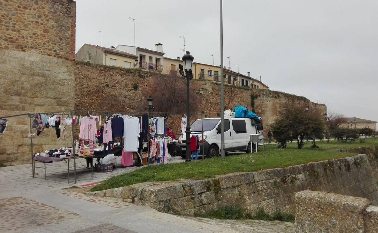Puestos del mercadillo mirobrigense.