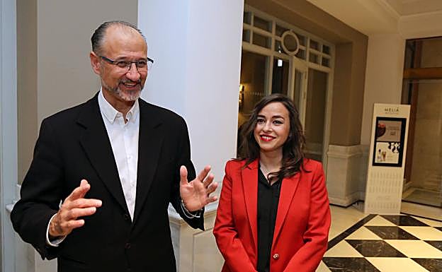 Gemma Villarroel, con Luis Fuentes, en un acto del partido antes de la pandemia.