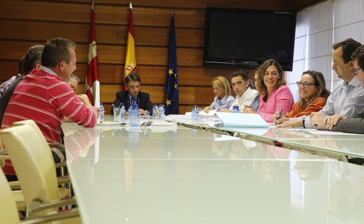 Miembros de la Fundación Anclaje durante el cierre de Lauki en Valladolid.