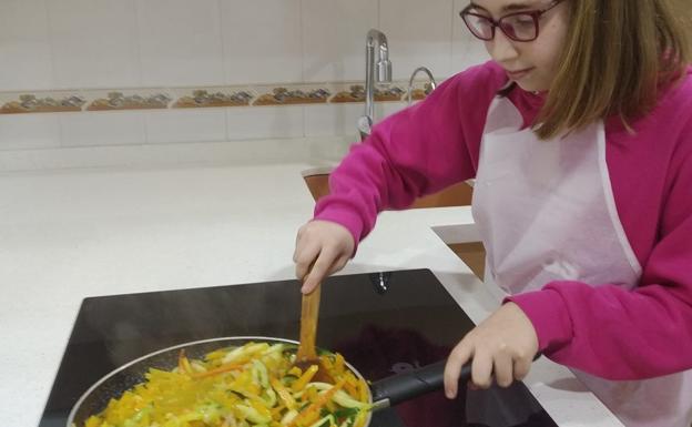 Deliciosos fideos transparentes con verduras