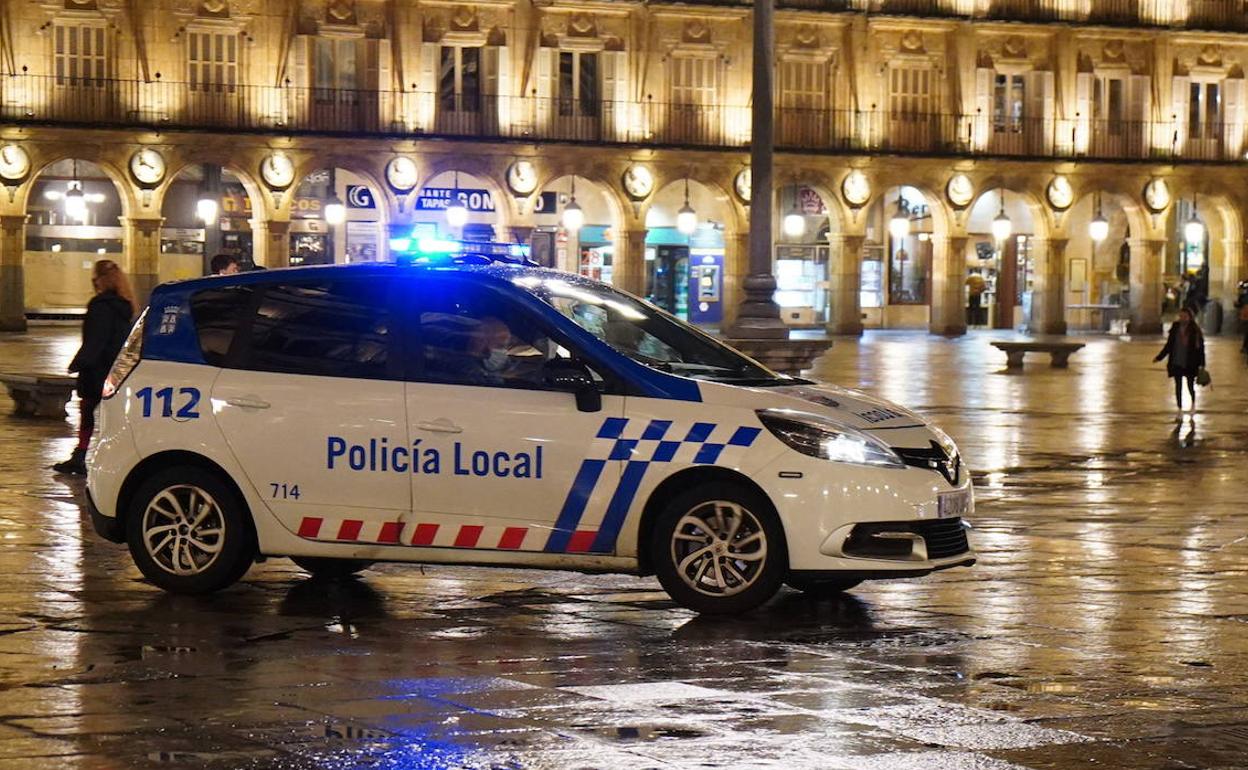 Un vehículo de la Policía Municipal en la Plaza Mayor de Salamanca.