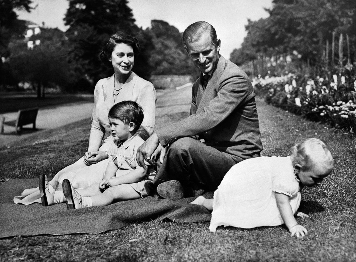 En esta imagen de archivo tomada el 28 de abril de 1968, la Reina Isabel II, el príncipe Felipe y el príncipe Andrés, duque de York observan las pruebas de caballos de Windsor.