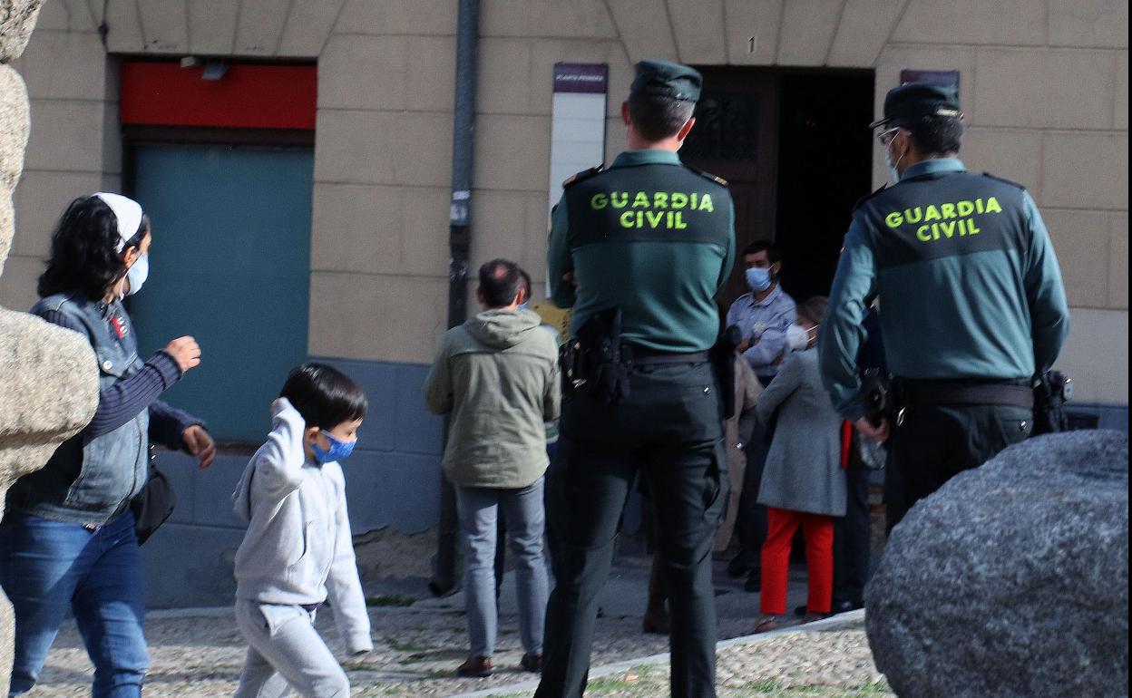 Guardias civiles a la puerta de un juzgado en Segovia.