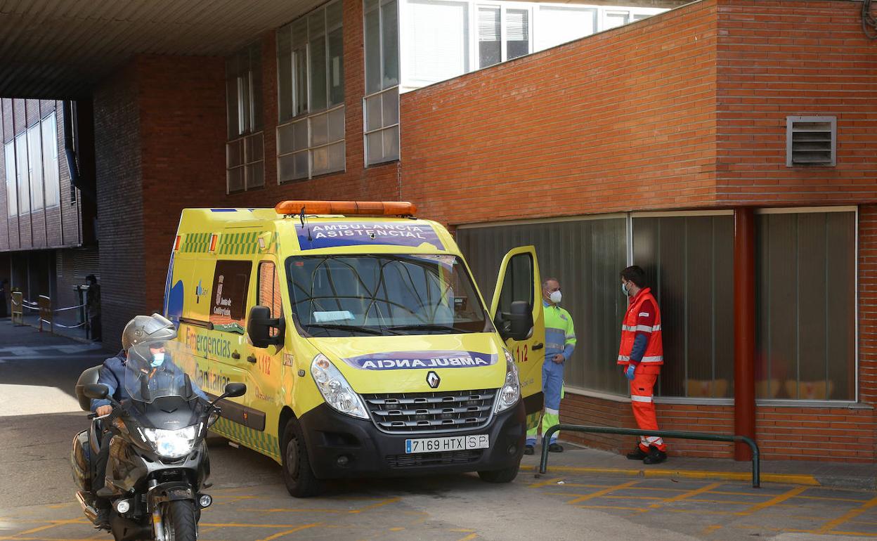 Una ambulancia, e el Hospital Río Carrión.