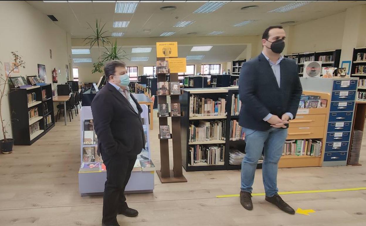 El edil de área y el alcalde, en la biblioteca.