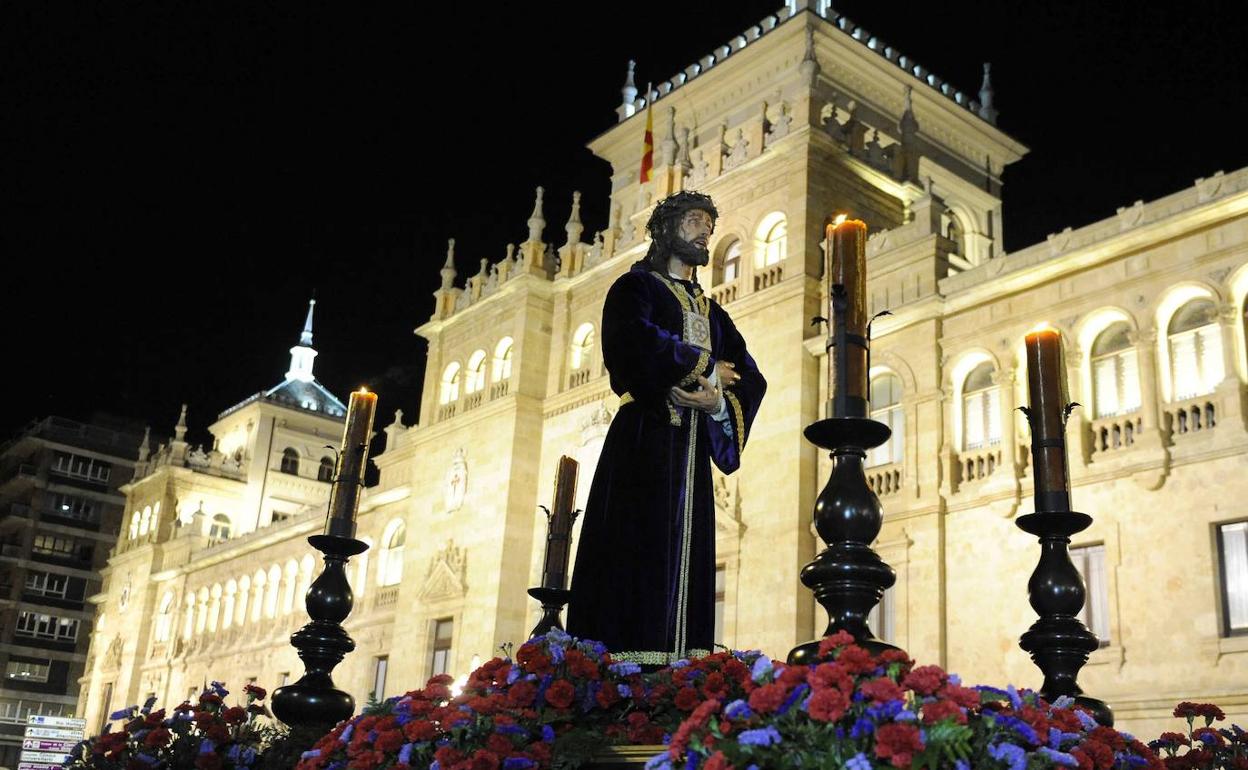 El Cristo de Medinaceli a su paso por la Academia de Caballería, en la procesión de Amor y Misericordia del Santisimo Cristo de Medinaceli de Valladolid.