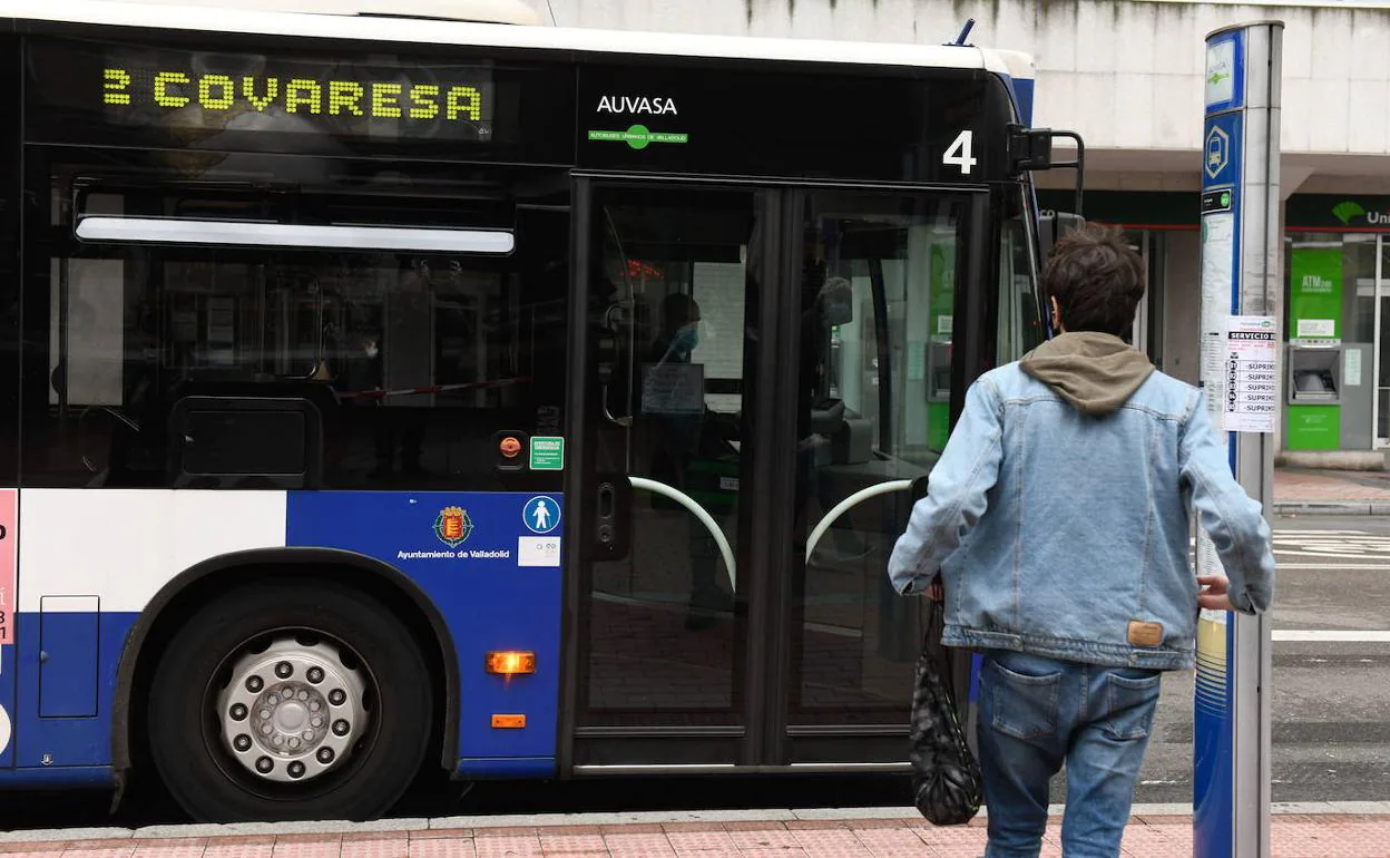Un joven se dirige a subir al autobús. 