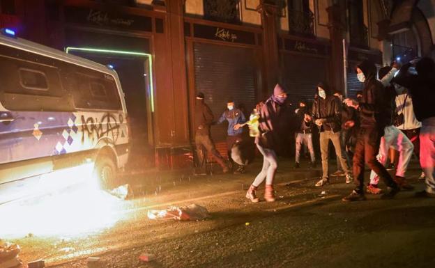 Los violnetos queman un furgón policial el pasado sábado en Barcelona. 