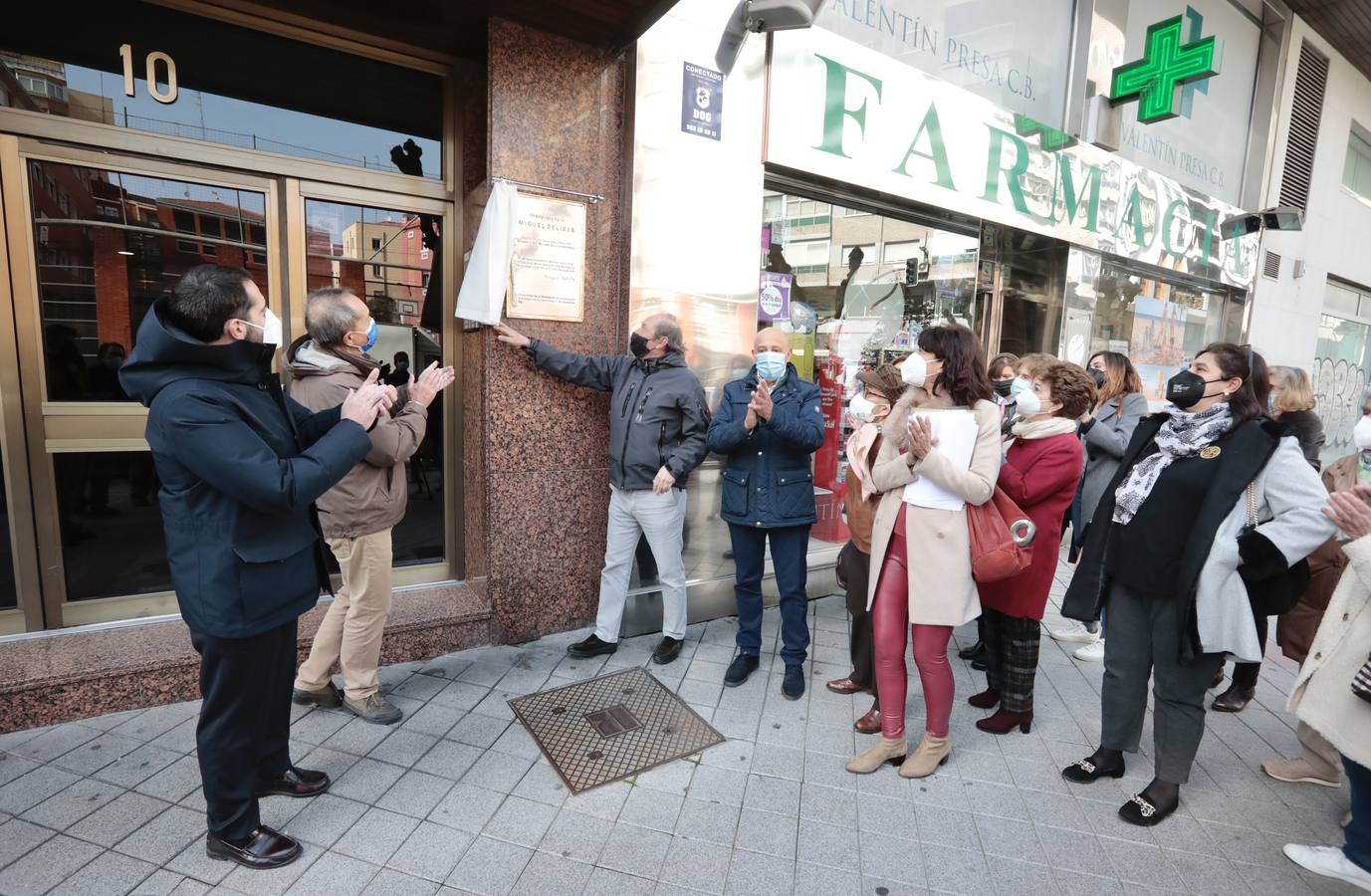 Fotos: Inauguración de la placa que recuerda a Miguel Delibes en su casa de Valladolid
