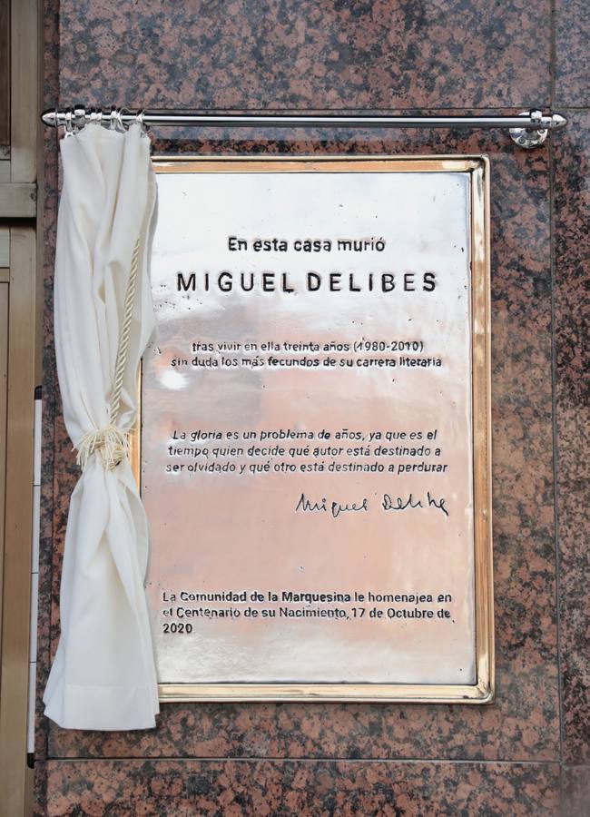 Fotos: Inauguración de la placa que recuerda a Miguel Delibes en su casa de Valladolid