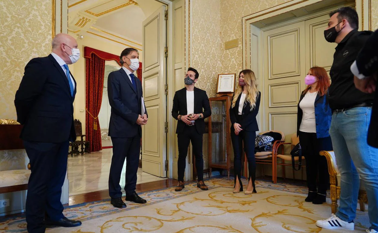 Autoridades municipales y empresariales, durante la presentación del proyecto.