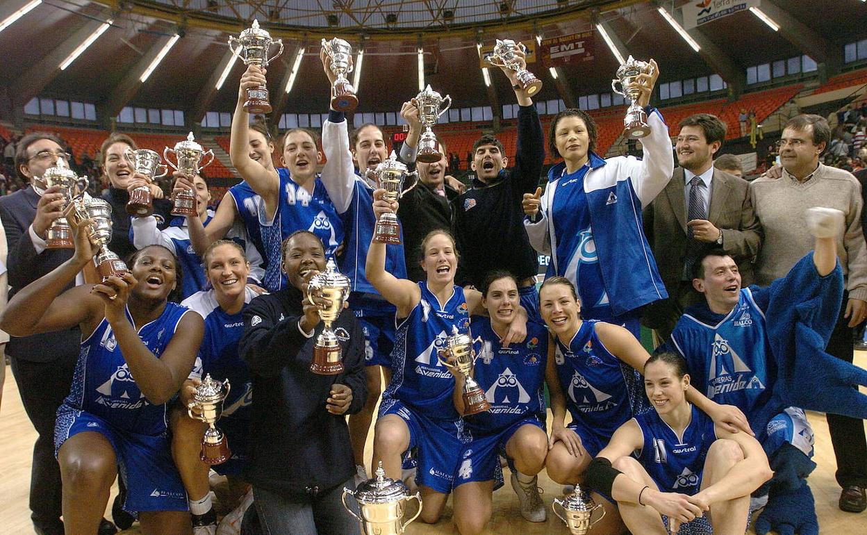 Los componentes del CBAvenida celebran la Copa de la Reina del año 2005 en Valencia ante el Mann Filter de Zaragoza. 