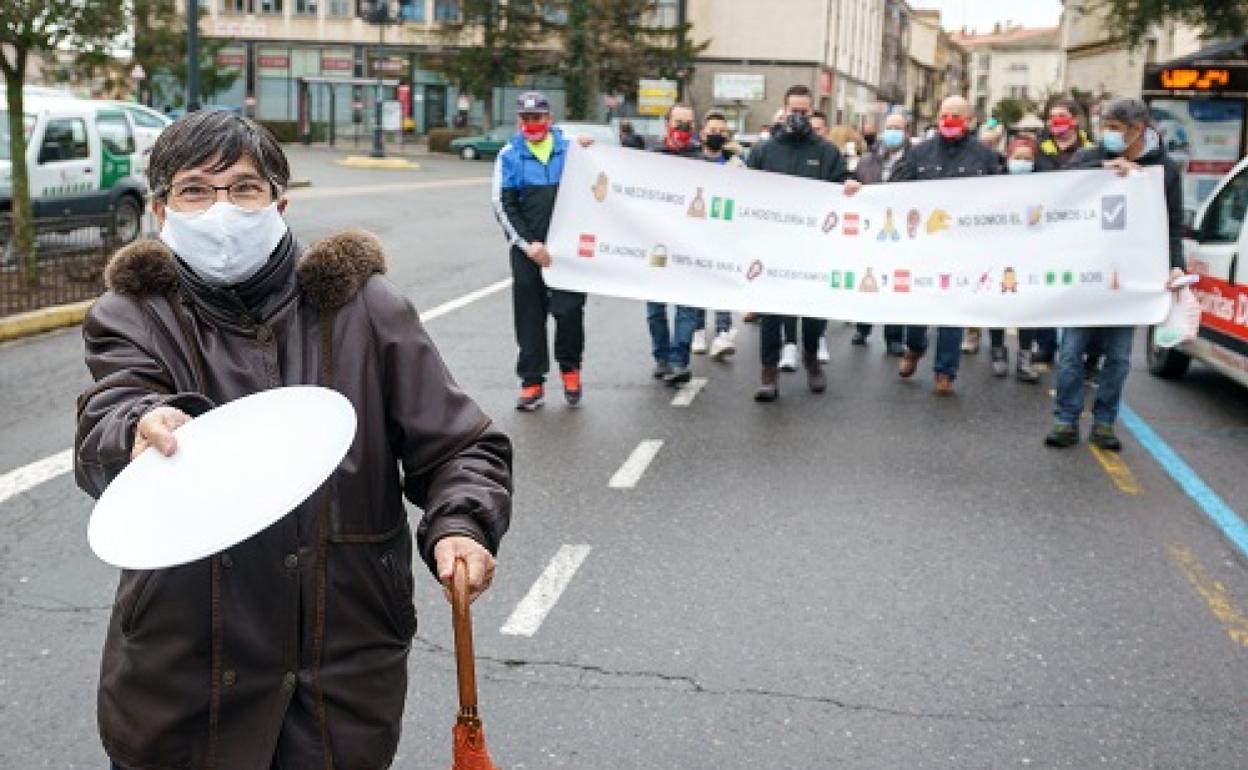 Una representación de hosteleros abulenses durante la concentración de cada martes en las sedes de la Subdelegación del Gobierno y la Delegación Territorial de la Junta de Ávila .