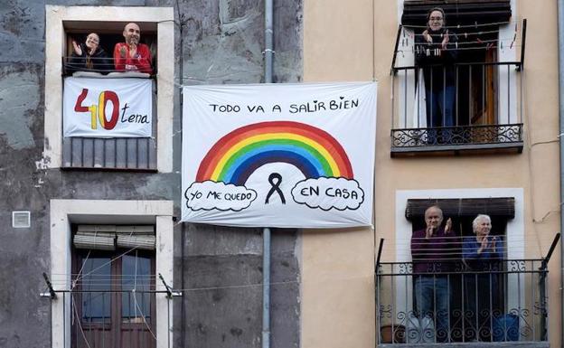 Vecinos salen a sus balcones a aplaudir a los sanitarios.