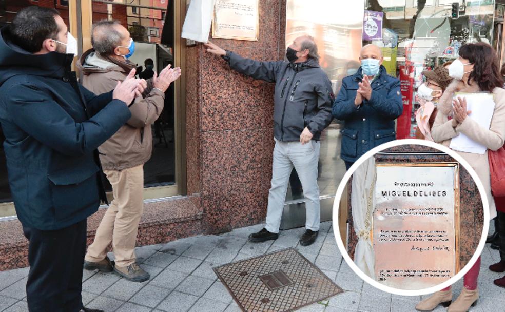 Adolfo Delibes descubre la placa de homenaje a su padre, junto a su hermano Germán, y la concejala de Cultura, Ana Redondo. 