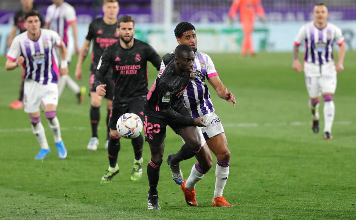 Janko pelea por un balón con Mendy en el partido ante el Real Madrid. 
