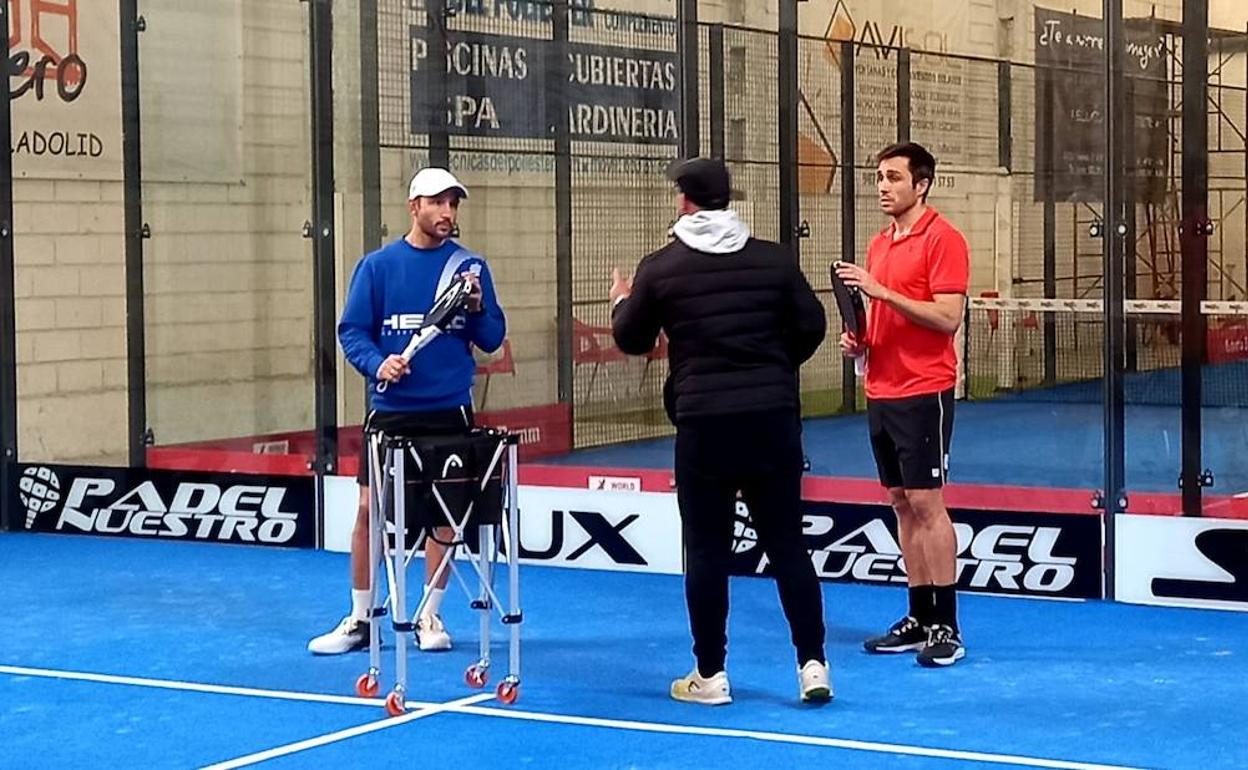 Sanyo Gutiérrez y Fernando Belasteguín, junto a su preparador. 