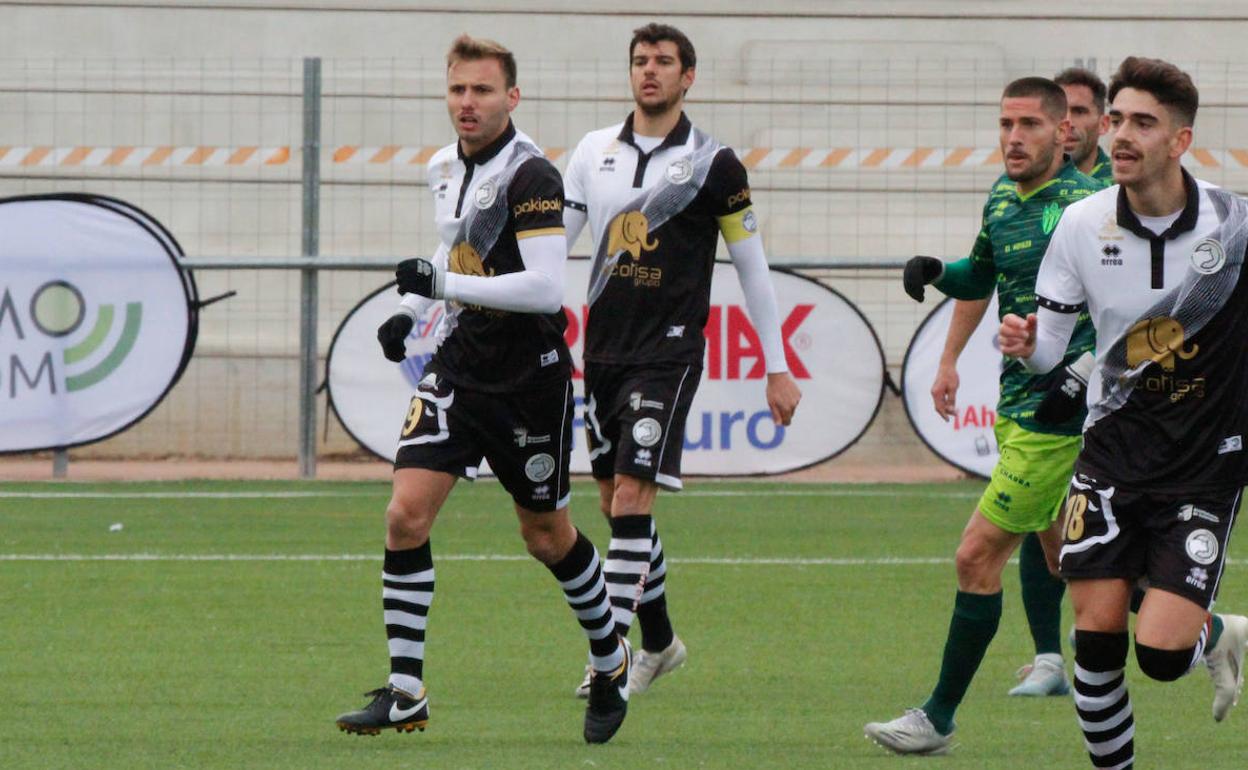 Carmona, en el centro, durante el partido de la primera vuelta ante el CD Guijuelo. 