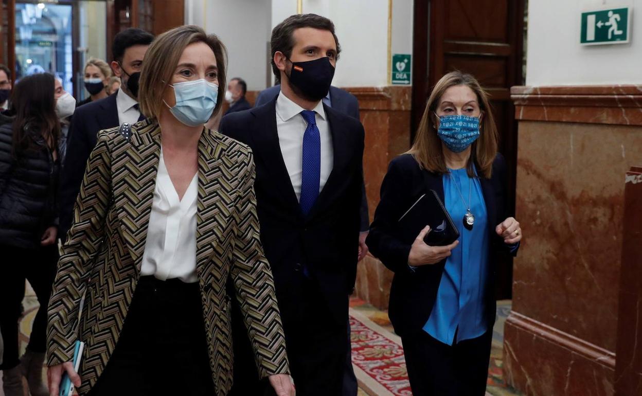 Pablo Casado, entre Cuca Gamarra y Ana Pastor. 