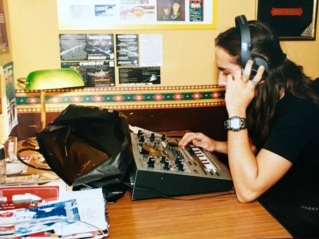 Cristian Varela prueba su música antes de actuar en Camarote.