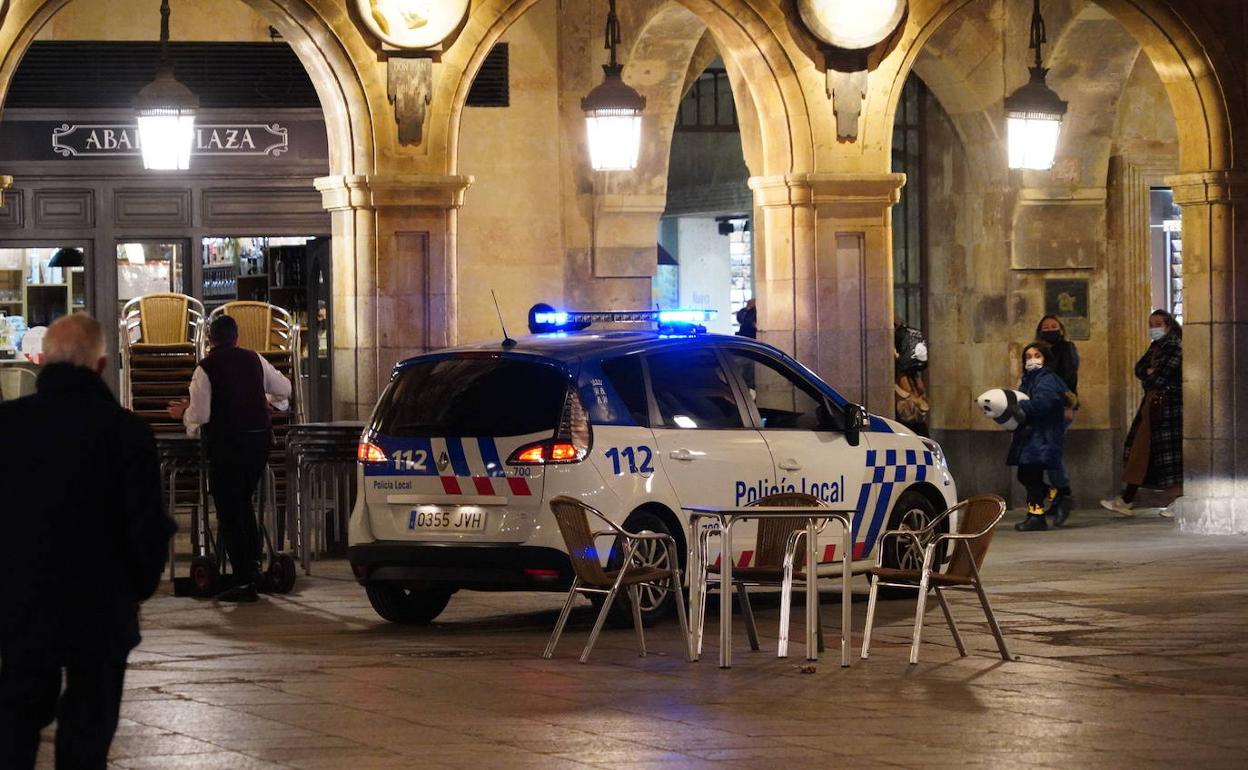 Un coche de la Policía Local, en la Plaza Mayor.