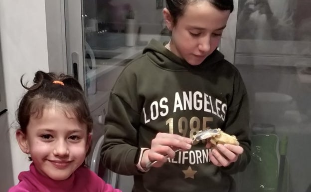 Imagen principal - Diferentes momentos de la elaboración de las patatas rellenas