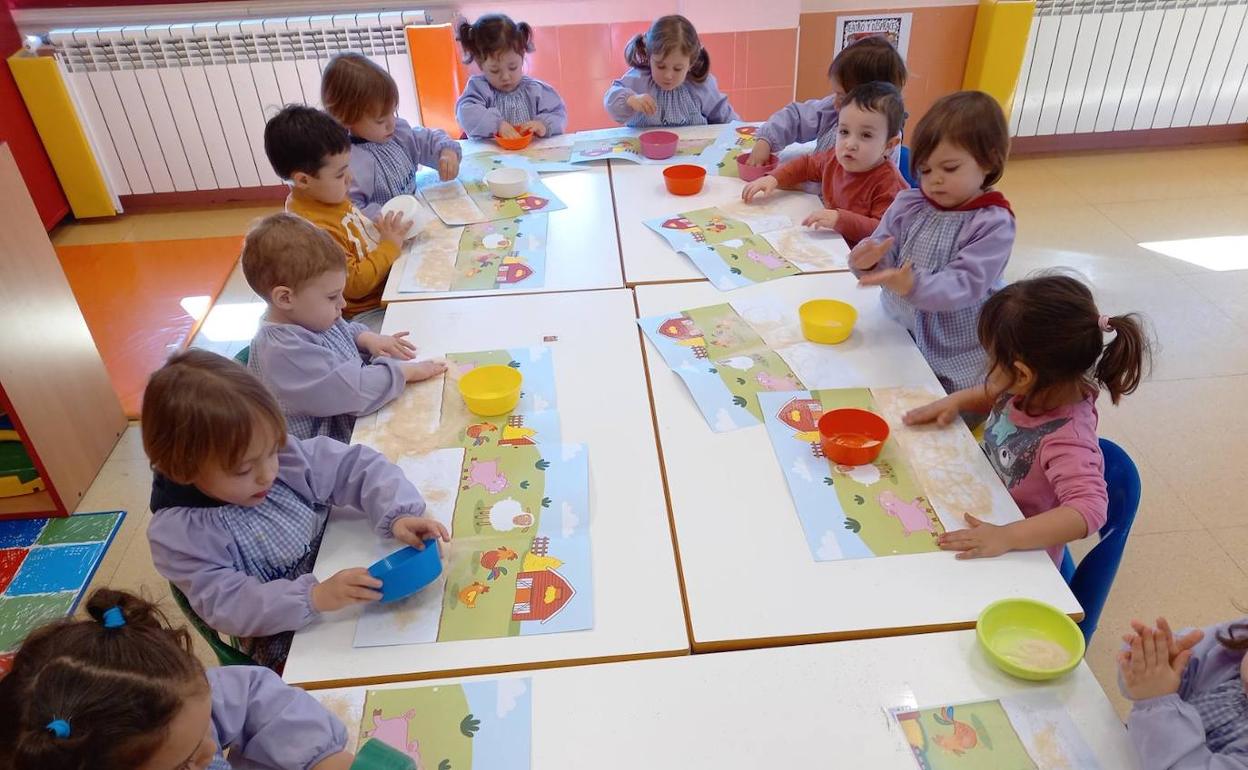 Pequeños en la guadería infantil municipal de Carrascal de Barregas.