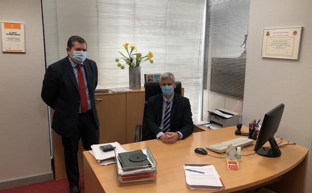 Carlos Gutiérrez y Tomás Gutiérrez (sentado), en las oficinas de la Asesoría Fiscal y Laboral Gutiérrez Asociados. 
