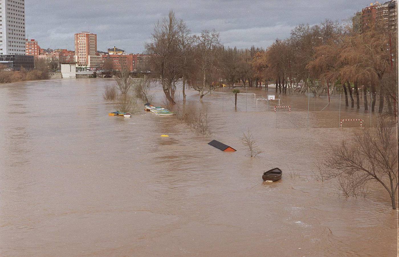 El aumento del cauce del río cubrió las casetas del embarcadero a la altura de Las Moreras.