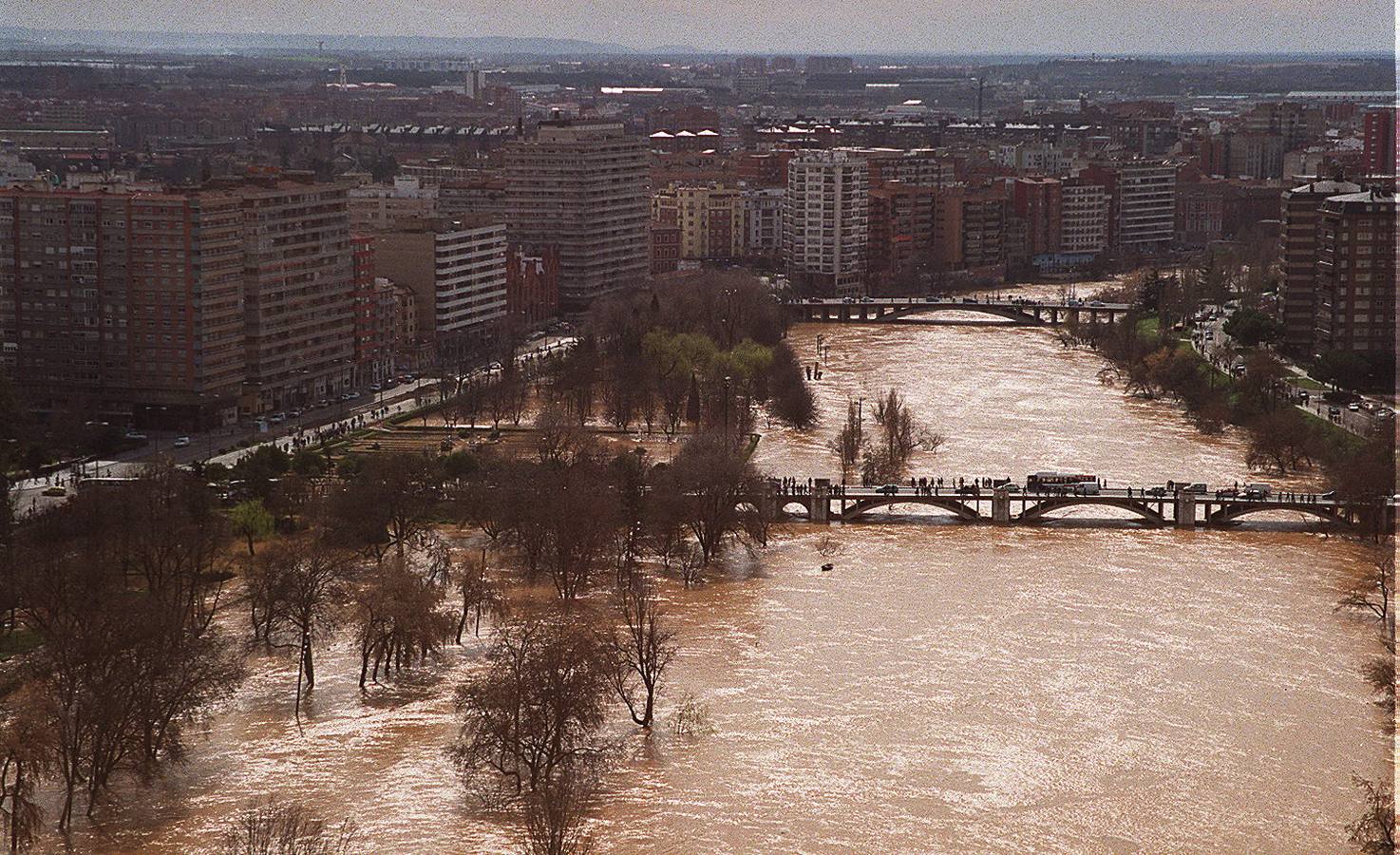 El Pisuerga, desbordado en la zona de Las Moreras, a su paso por los puentes de Poniente e Isabel la Católica.