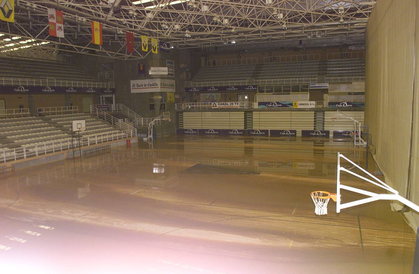 El desbordamiento del Pisuerga a su paso inundó el pabellón polideportivo. La pista central aparece totalmente anegada pr el agua.