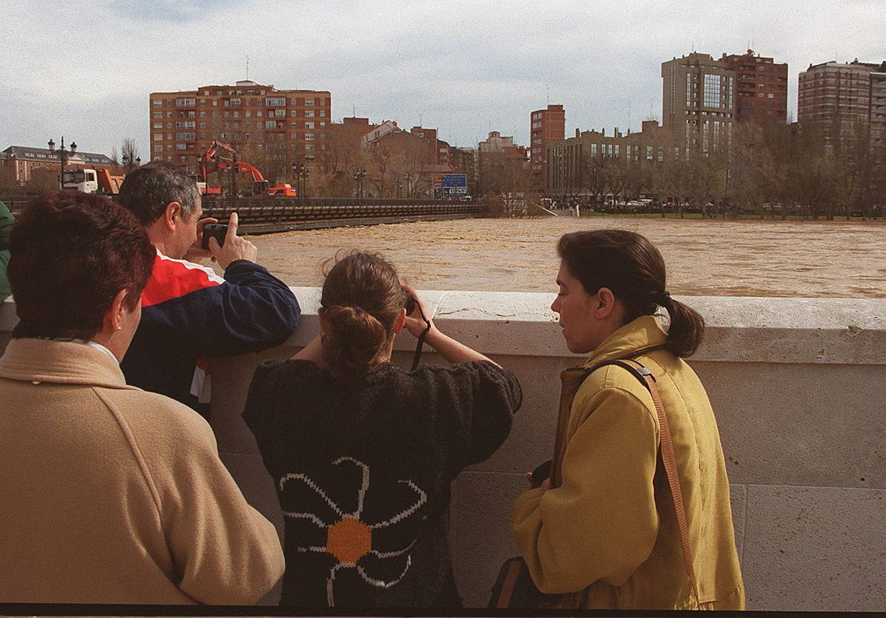 Fotógrafos aficionados recogían instantáneas de la espectacular crecida del río Pisuerga a la altura del Puente Mayor.