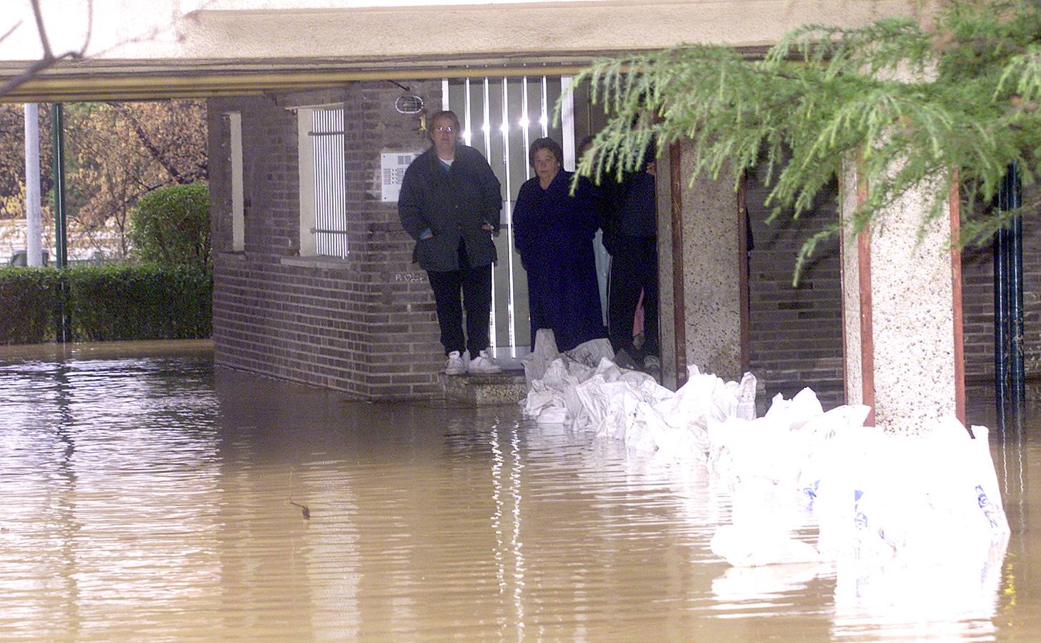 Vecinos del barrio Arturo Eyries aislados por la crecida del río.