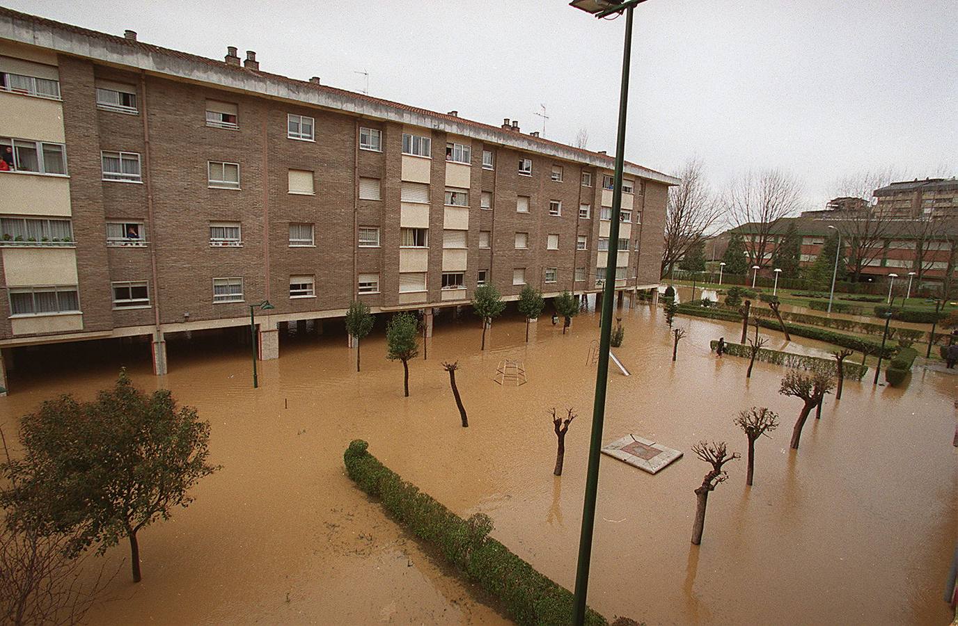 Bloque de viviendas en el barrio Arturo Eyries quedaron incomunicadas por la crecida del río Pisuerga.