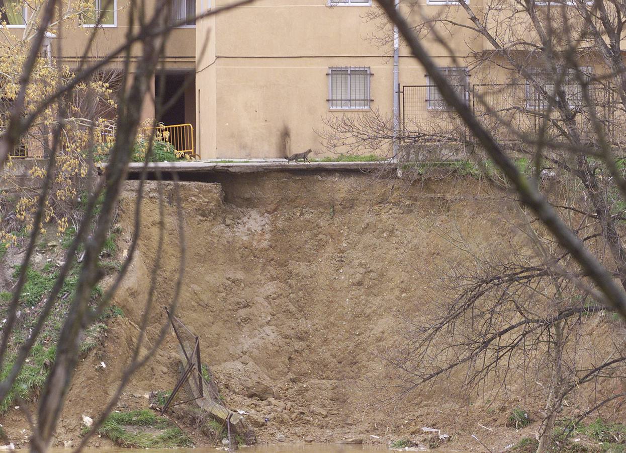 44 familias del edificio número 5 de la calle Francisco Mendizábal, tuvieron que ser desalojadas de sus viviendas como medida preventiva por un corrimiento de tierras a consecuencia de la crecida del río.