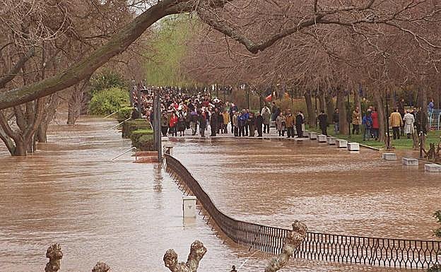 Galería. 2001: el día que el Pisuerga disparó las alarmas en Valladolid.