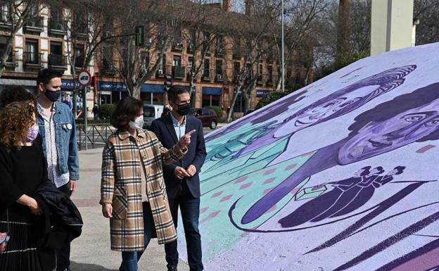 La secretaria de Igualdad del PSOE y vicepresidenta primera del Gobierno, Carmen Calvo (i) junto con el alcalde de Alcalá de Henares, Javier Rodríguez (d) 