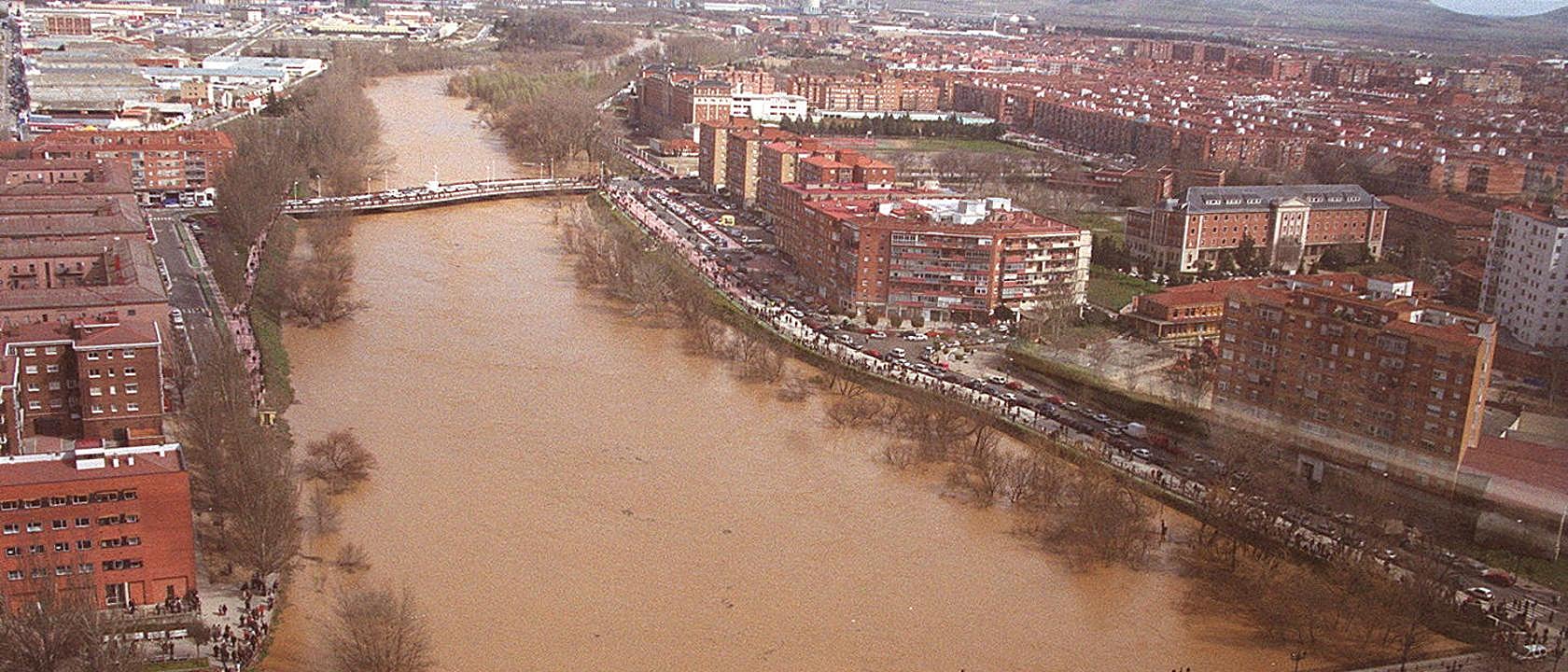 Una «tormenta perfecta» sepultó Valladolid bajo las aguas del Pisuerga hace veinte años