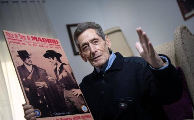 Andrés Vázquez, en su domicilio de Villalpando, con un cartel en el que aparece con Antonio Bienvenida en una corrida homenaje en mayo de 1977.