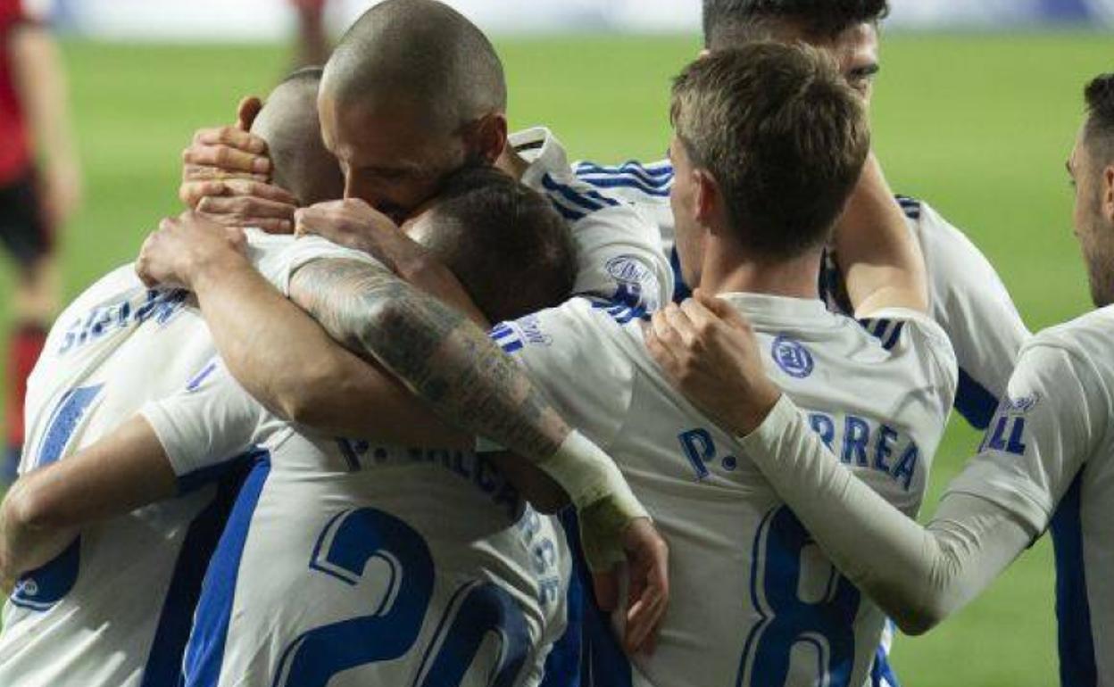 Los jugadores de la Ponferradina celebran un gol. 