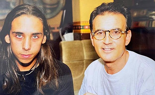 Cristán Varela, junto al que era dueño de Camarote y actualmente es cura, José Luis Rubio.