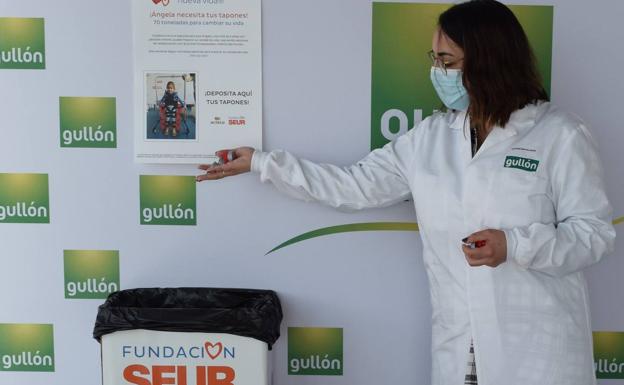 Una trabajadora de Gullón participa en la campaña de recogida de tapones.