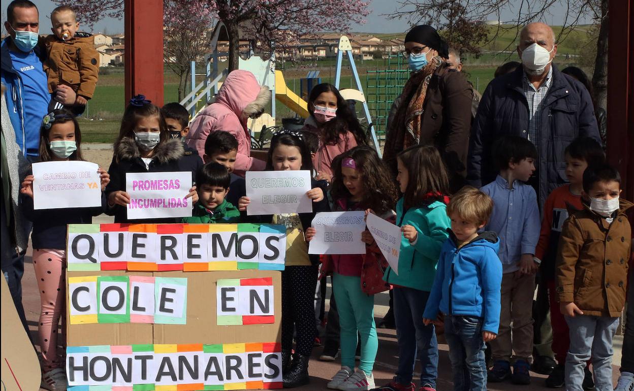 Padres y escolares en la concentración de este domingo convocada por Fontanares Unido. 