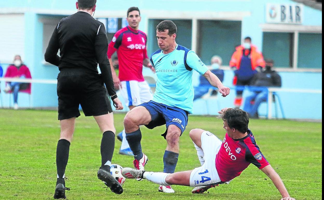Un momento del encuentro disputado este sábado en el campo del Hospital, en La Granja de San Ildefonso. 